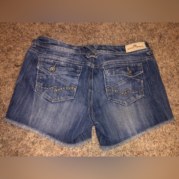 Almost Famous Women’s size 9 jean shorts - Picture 2 of 4